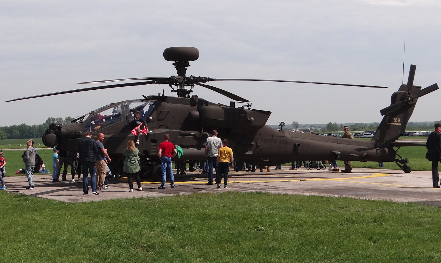 Boeing AH-64 Apache. 2025